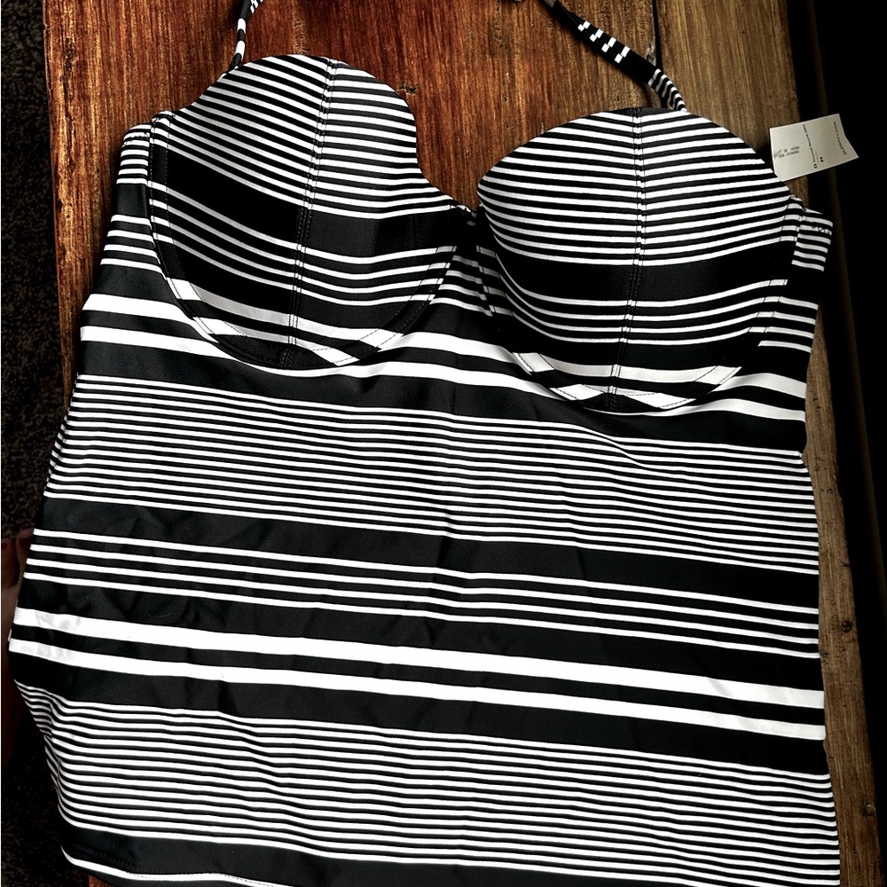 Bathing suit in black and white